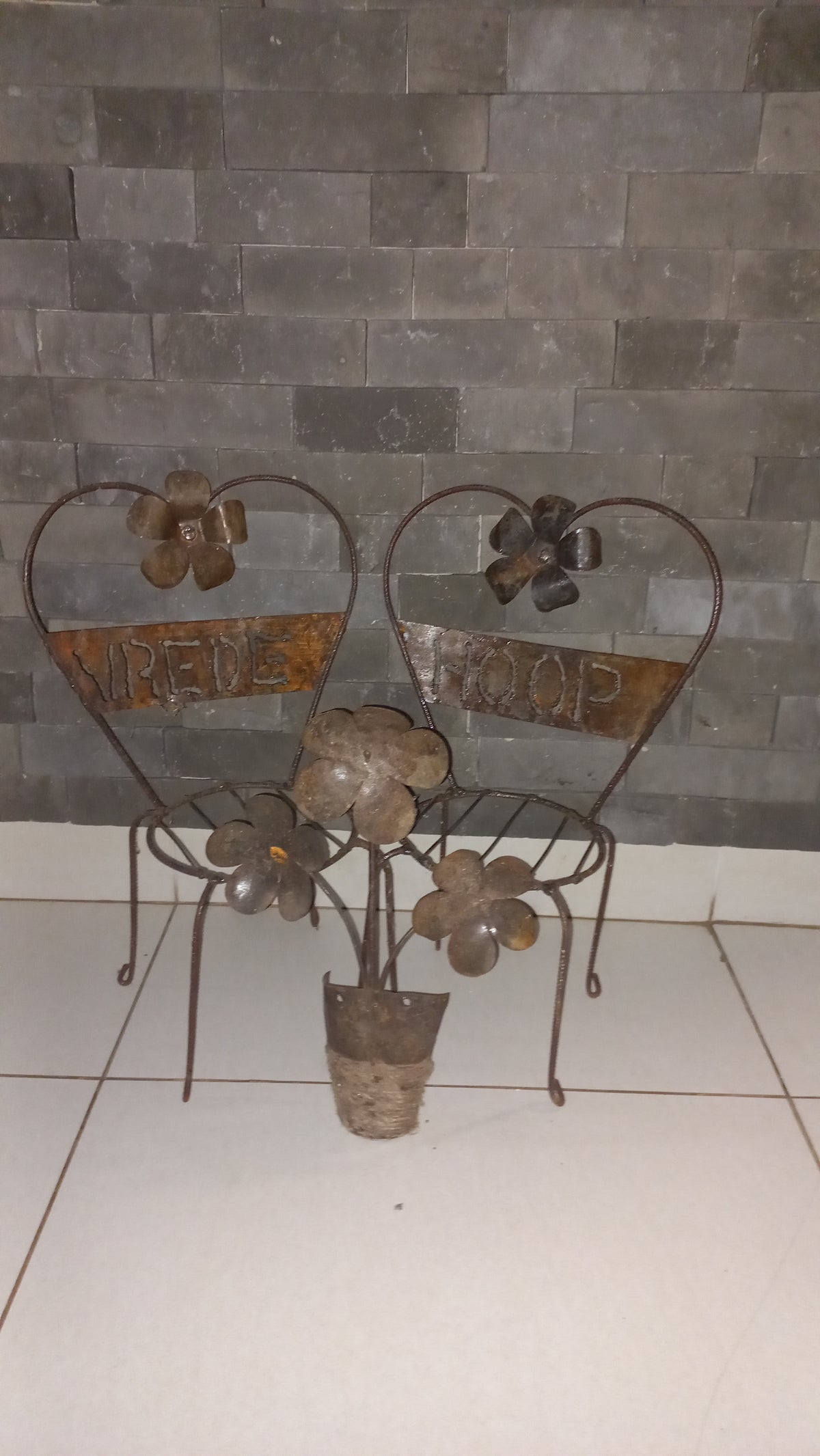 Dekoratiewe metaal Trou en Koop hartvormige stoele met blomme-potjie