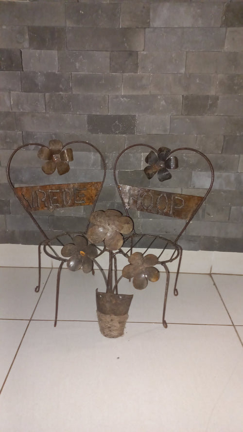 Dekoratiewe metaal Trou en Koop hartvormige stoele met blomme-potjie